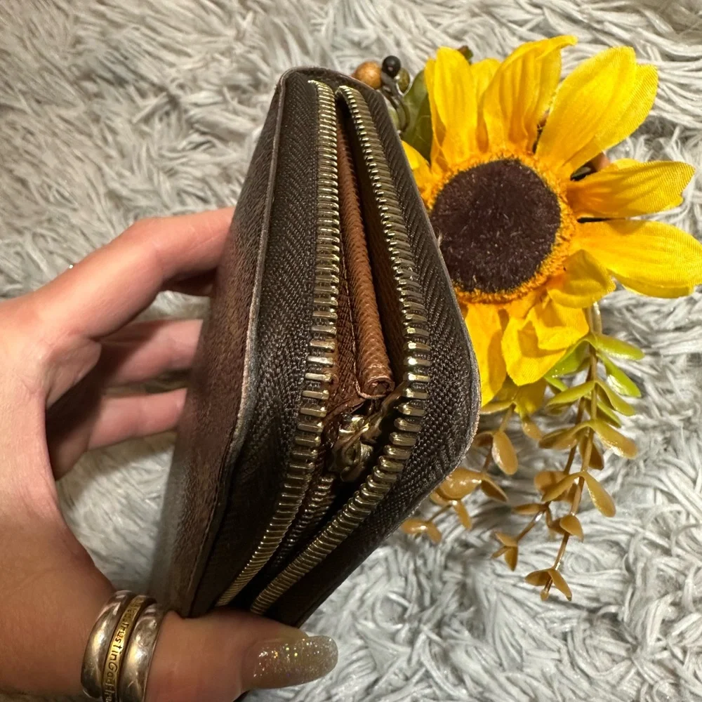 Louis Vuitton Monogram Zippy Wallet - Picture 4 of 16